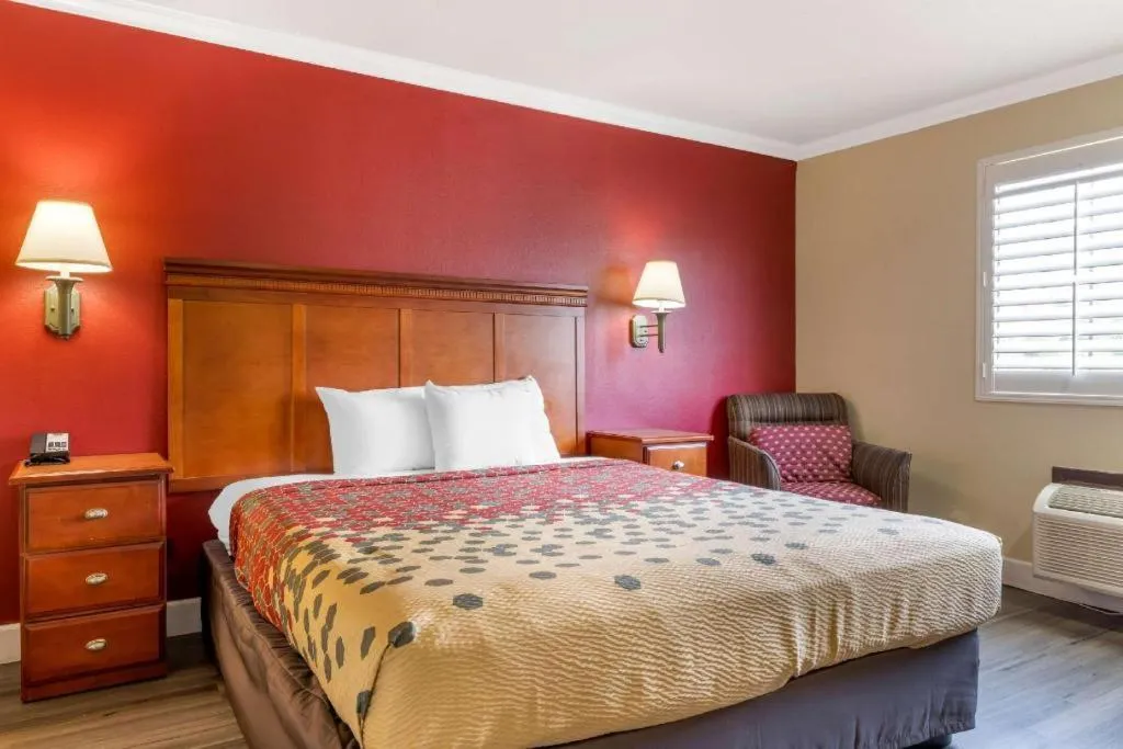 Bed in Econo Lodge Moreno Valley