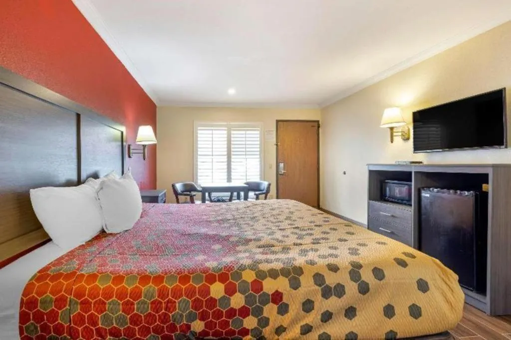 Bed in Econo Lodge Moreno Valley