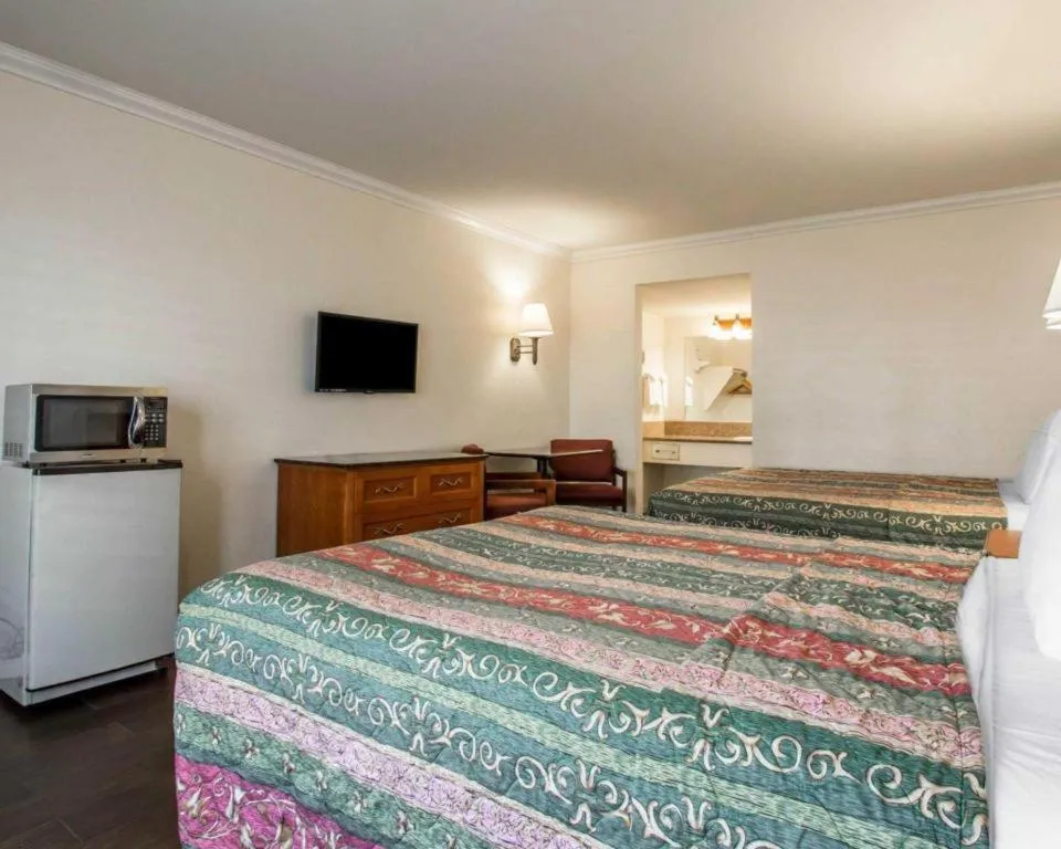 Bed in Econo Lodge Moreno Valley