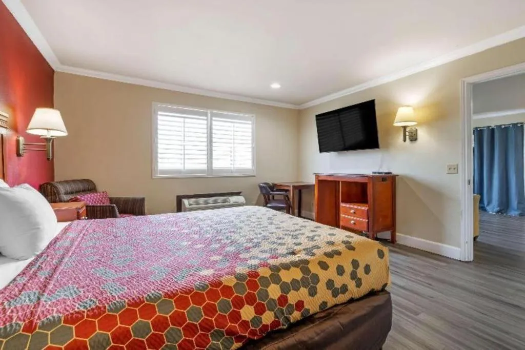 Bed in Econo Lodge Moreno Valley