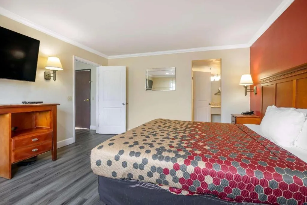 Bed in Econo Lodge Moreno Valley