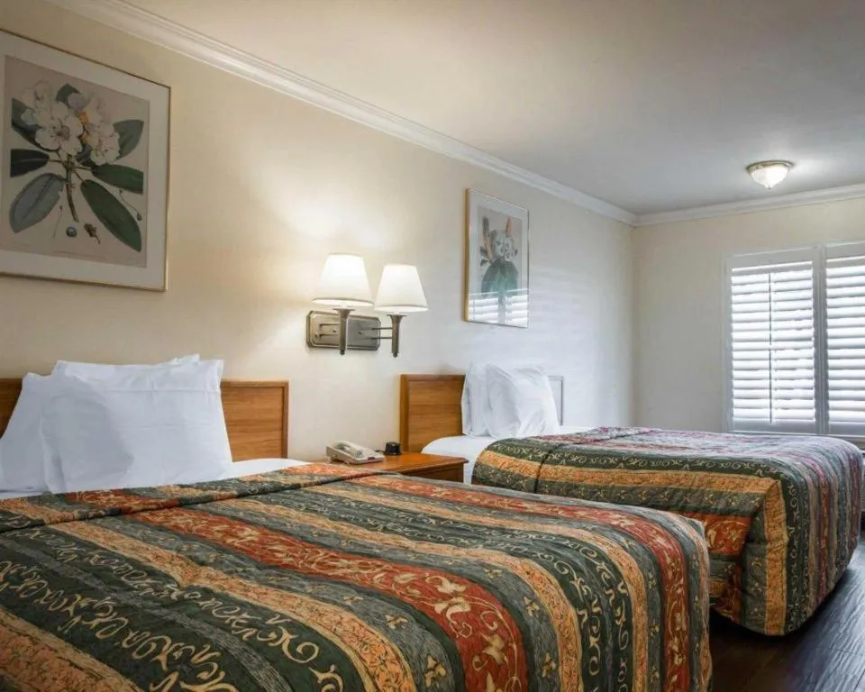 Bed in Econo Lodge Moreno Valley