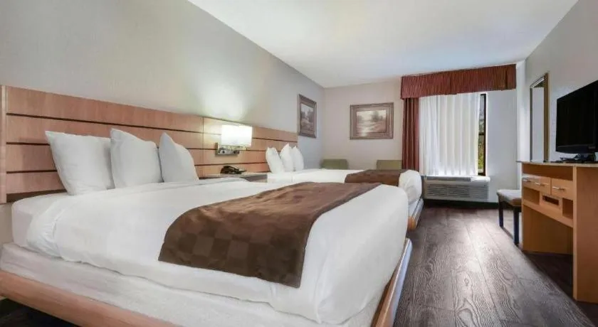 Bed in Surestay Plus Hotel Tarboro