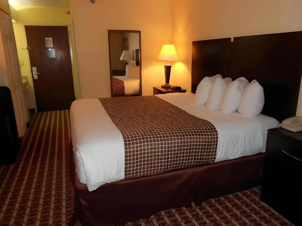 Bed in Surestay Plus Hotel Tarboro