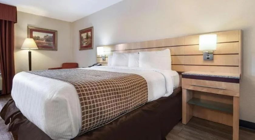 Bed in Surestay Plus Hotel Tarboro
