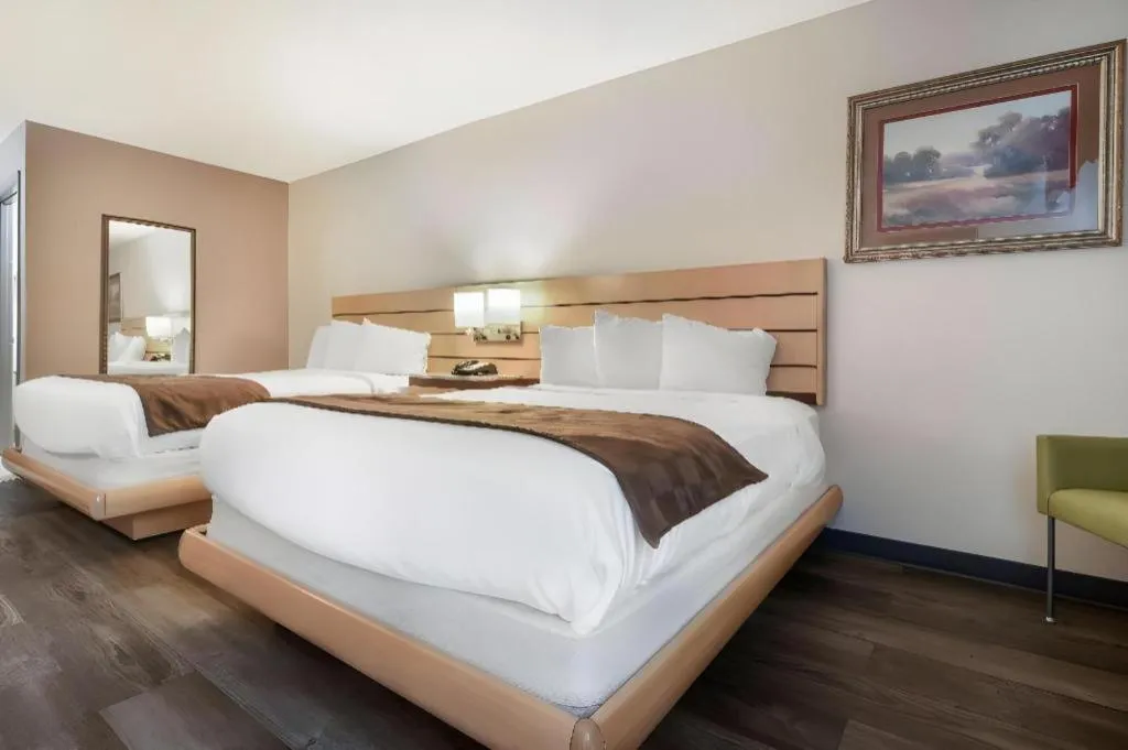 Bed in Surestay Plus Hotel Tarboro