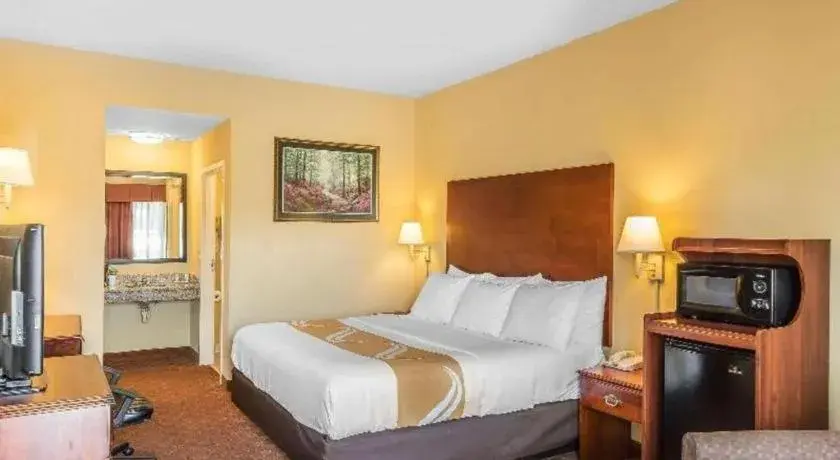 Bed in Quality Inn Calera I-65 exit 231 Bed in Quality Inn Calera I-65 exit 231