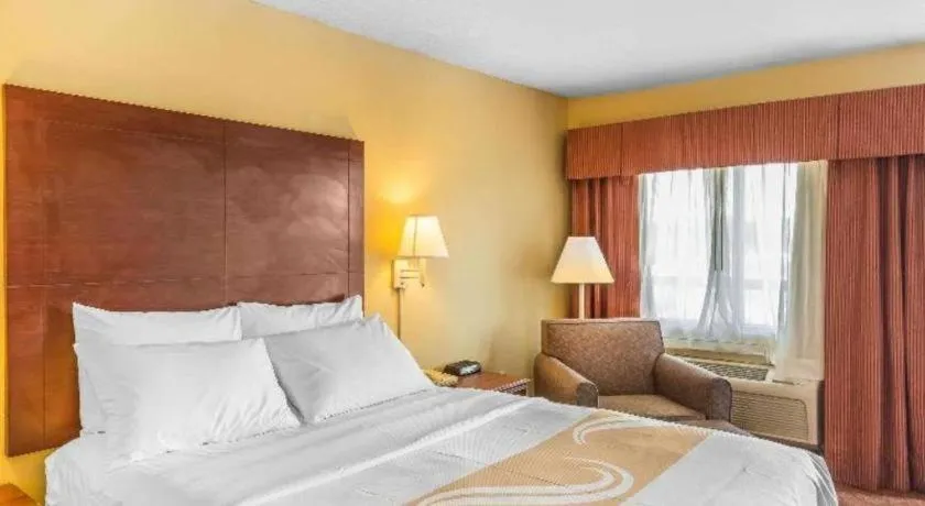 Bed in Quality Inn Calera I-65 exit 231