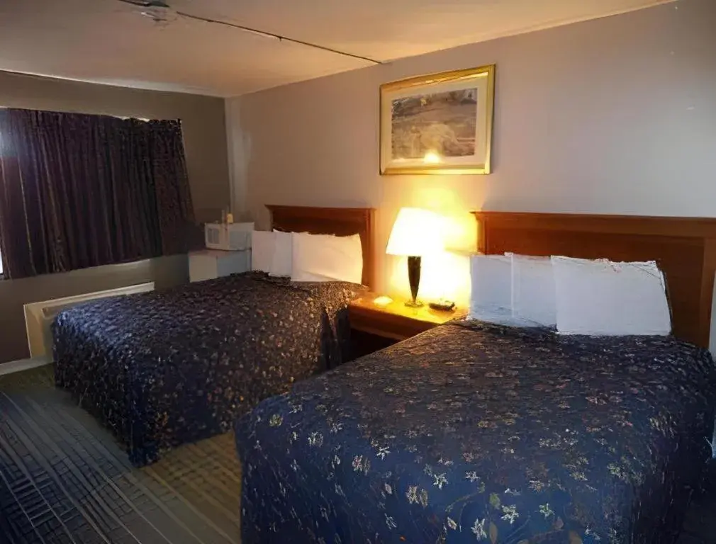 Bed in Days Inn by Wyndham West Branch Iowa City Area Bed in Days Inn by Wyndham West Branch Iowa City Area