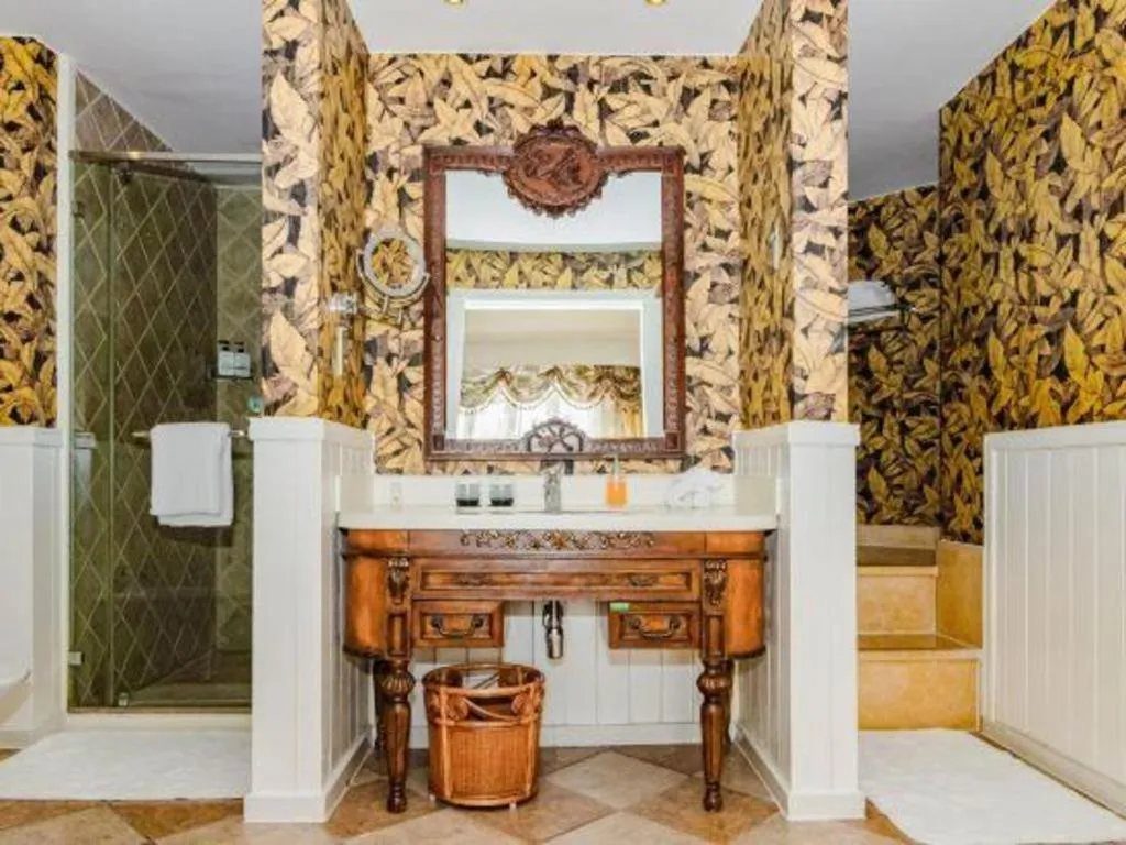 Hangzhou The First World Hotel