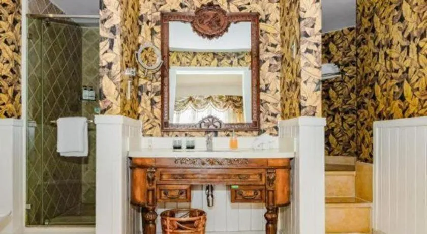 Hangzhou The First World Hotel