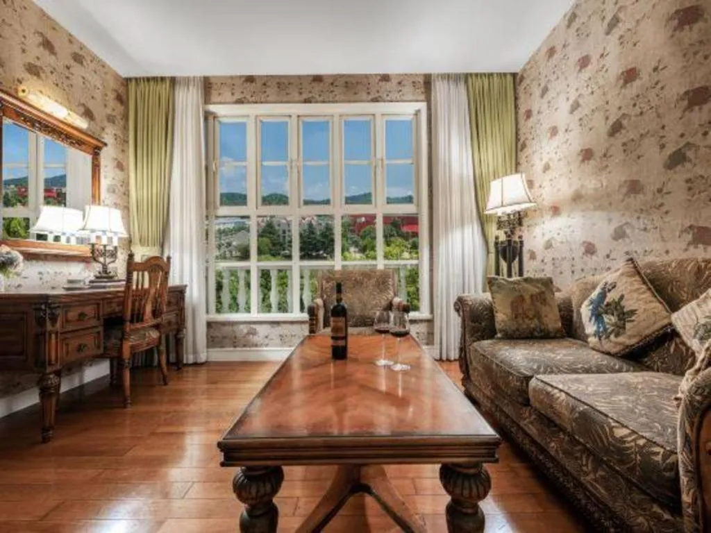 Hangzhou The First World Hotel