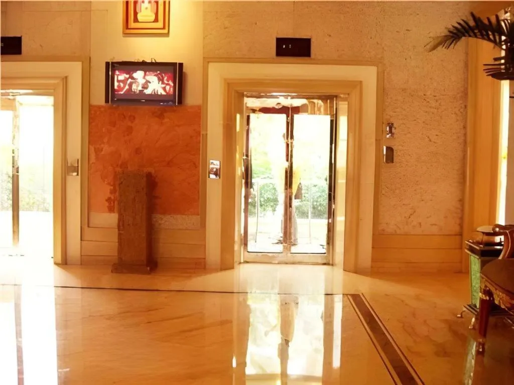 Hangzhou The First World Hotel