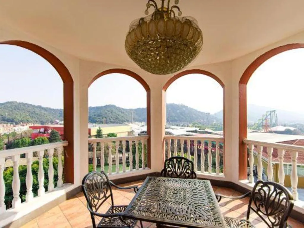 Hangzhou The First World Hotel