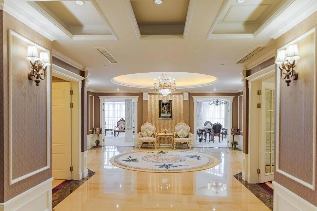 Hangzhou The First World Hotel