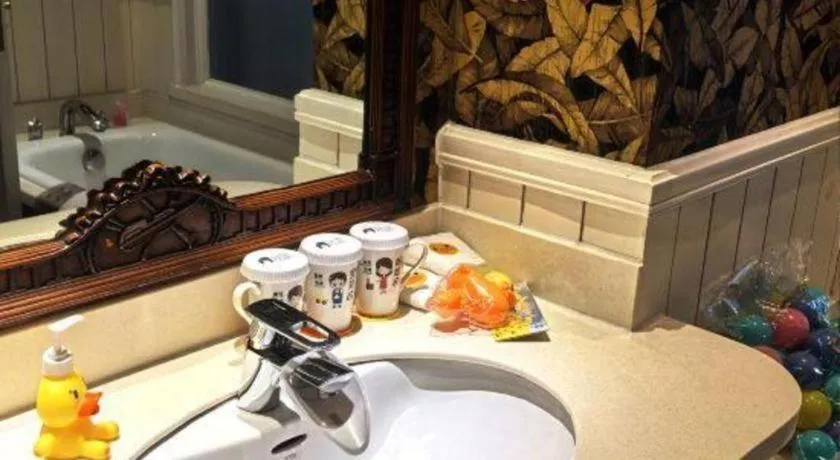 Hangzhou The First World Hotel