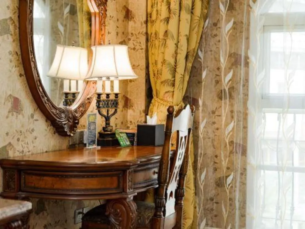 Hangzhou The First World Hotel