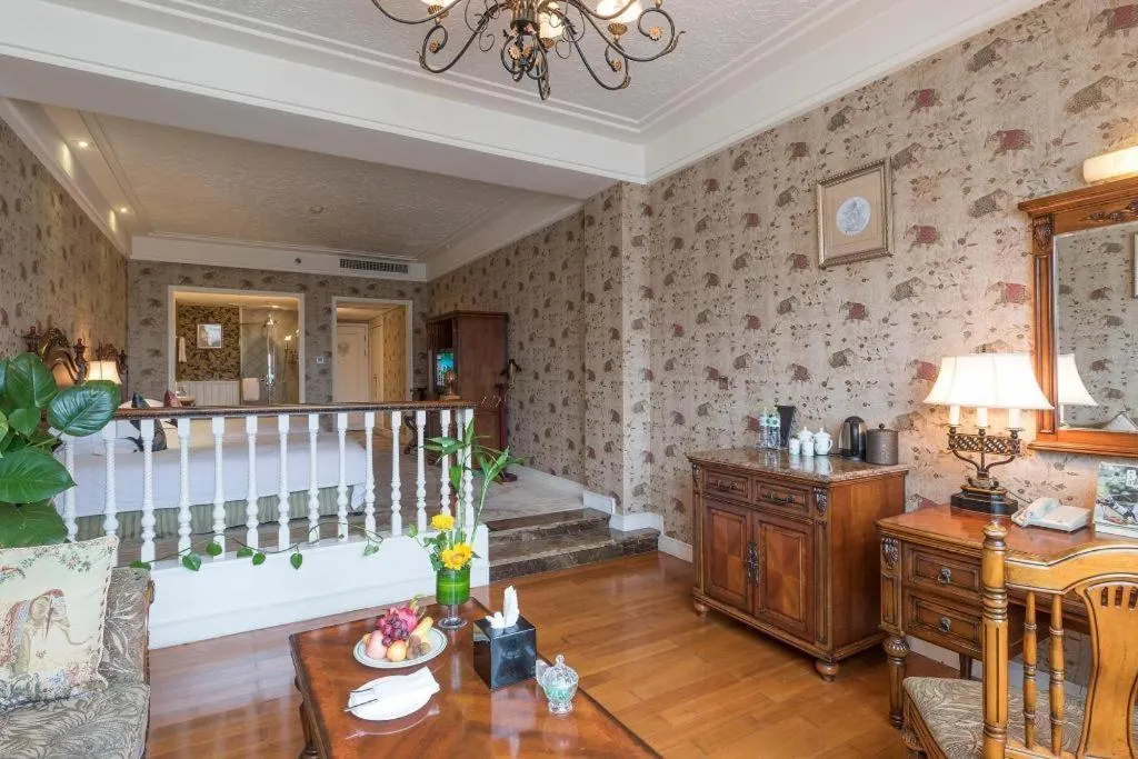 Hangzhou The First World Hotel