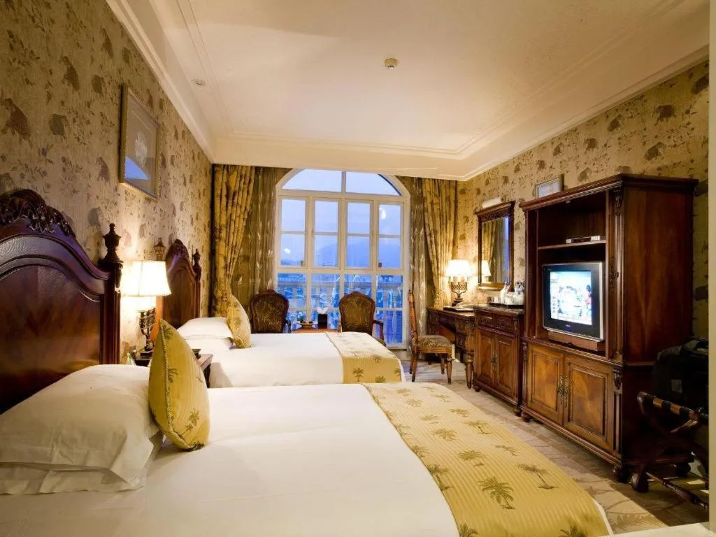 Hangzhou The First World Hotel