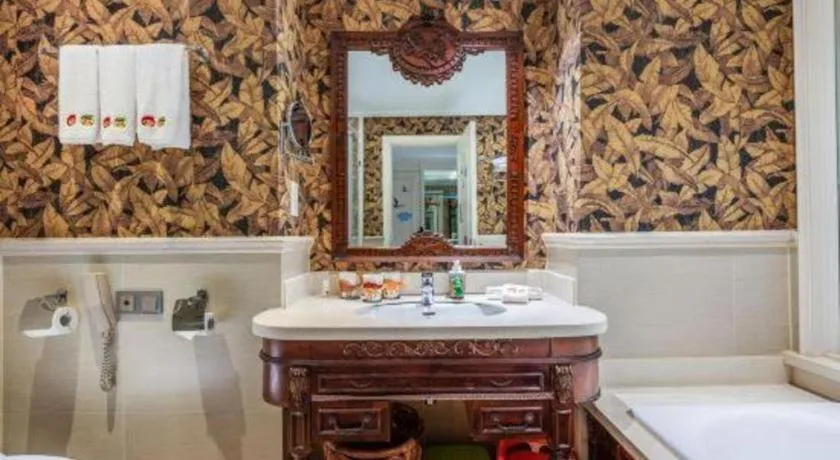 Hangzhou The First World Hotel