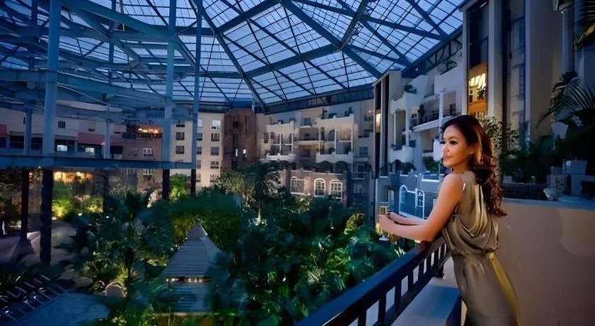 Hangzhou The First World Hotel