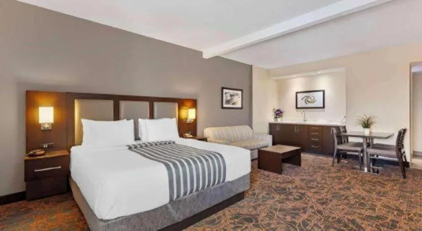 Bed in Best Western Plus Executive Inn