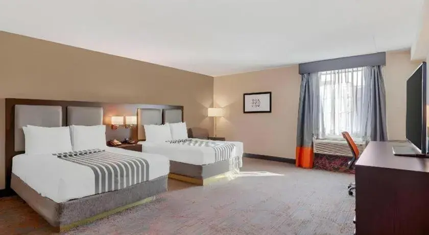 Bed in Best Western Plus Executive Inn Bed in Best Western Plus Executive Inn