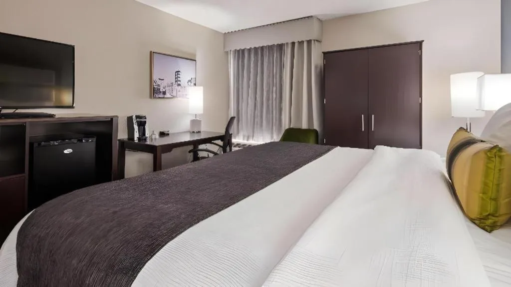 Bed in Best Western Plus Indianapolis NW Hotel