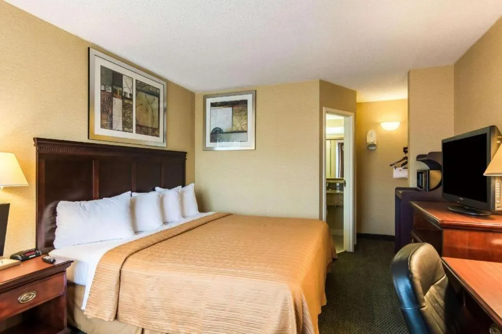 Bed in Quality Inn Manassas