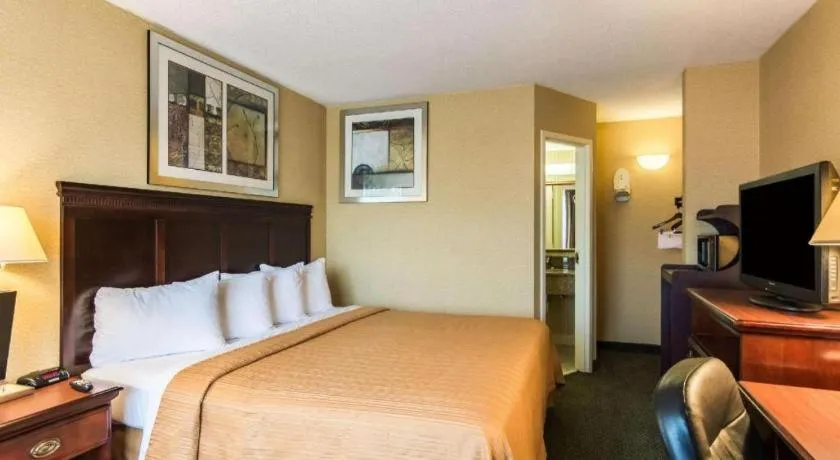 Bed in Quality Inn Manassas