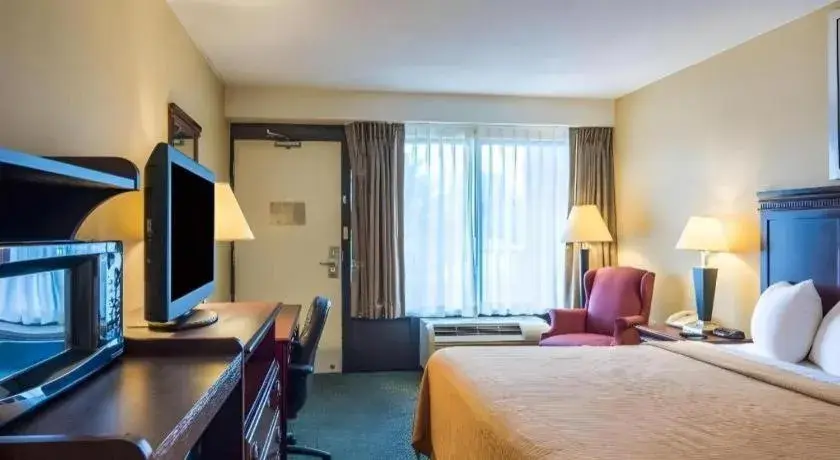 Bed in Quality Inn Bed in Quality Inn