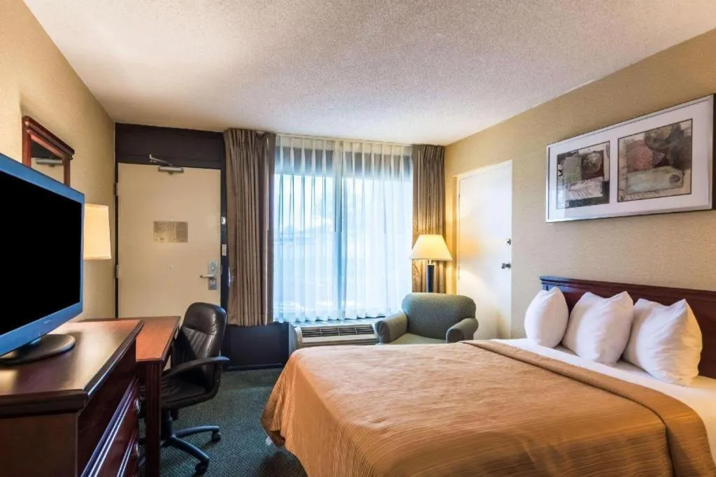 Bed in Quality Inn Manassas