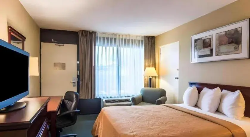 Bed in Quality Inn Bed in Quality Inn