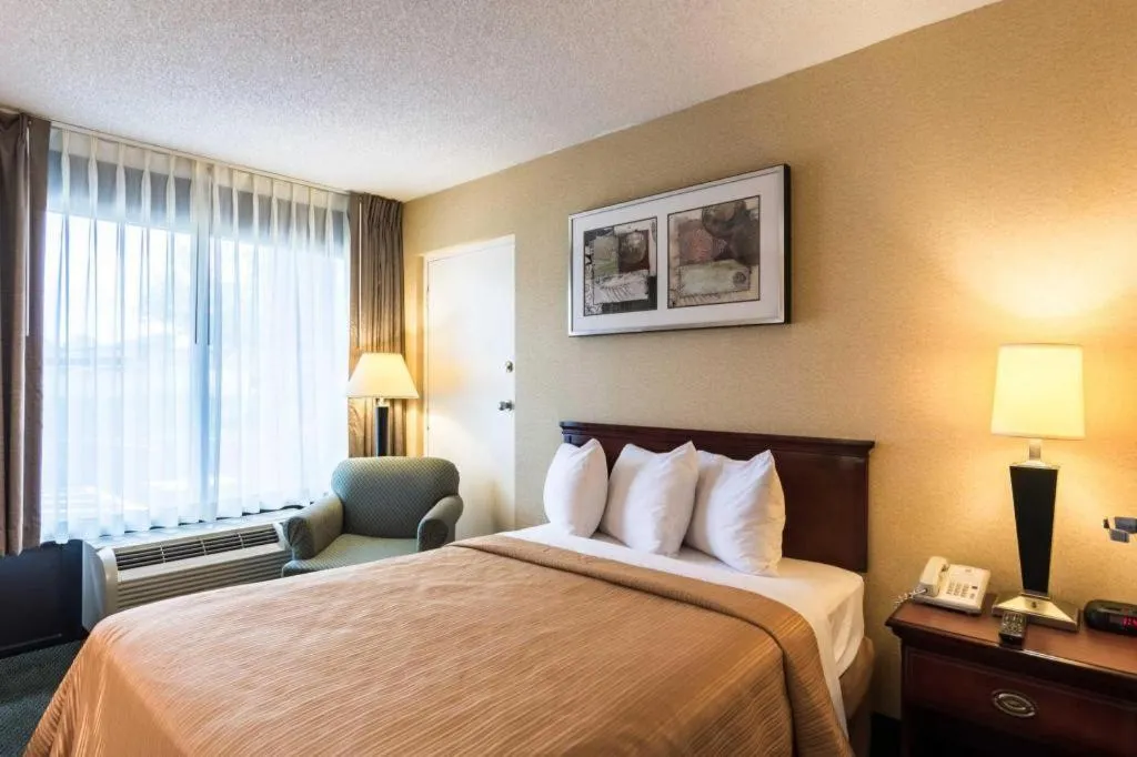 Bed in Quality Inn Manassas