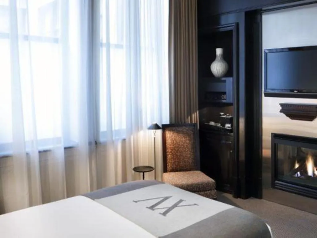 Bed in Fifteen Beacon Hotel