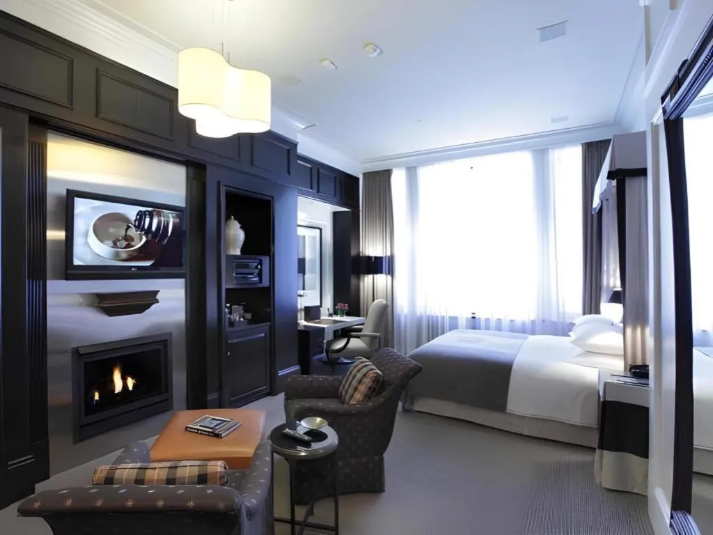 Bed in Fifteen Beacon Hotel