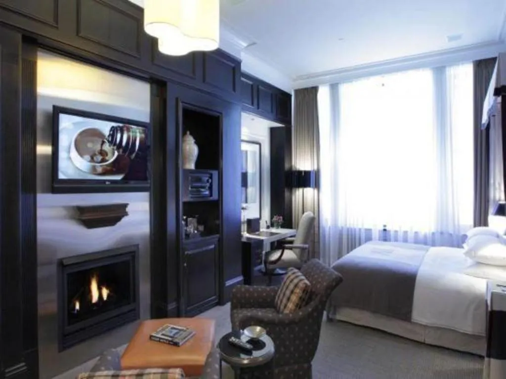 Bed in Fifteen Beacon Hotel