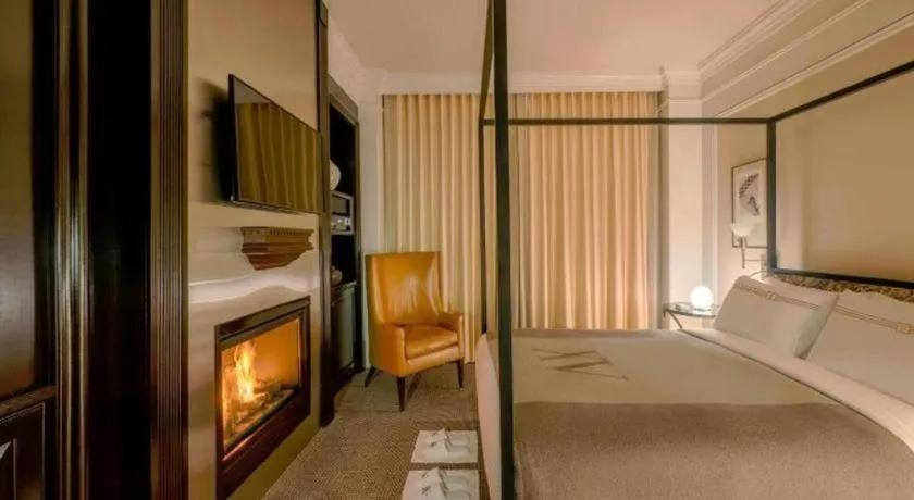 Bed in Fifteen Beacon Hotel