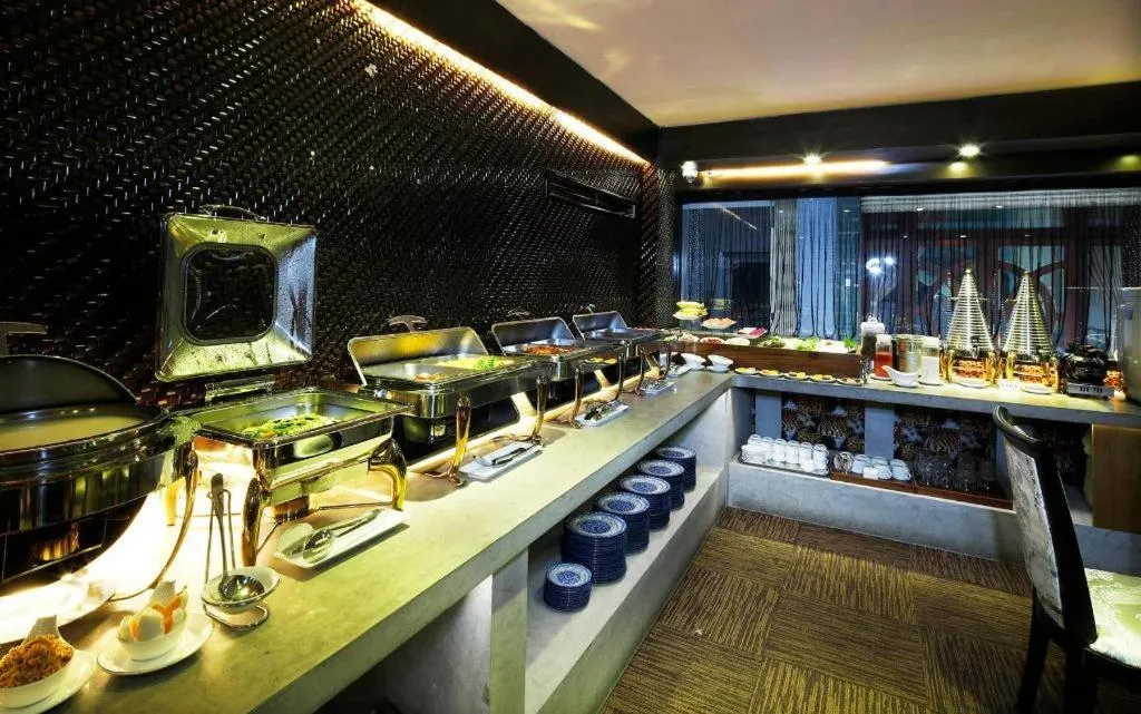 The White Hotel 8A Thai Van Lung