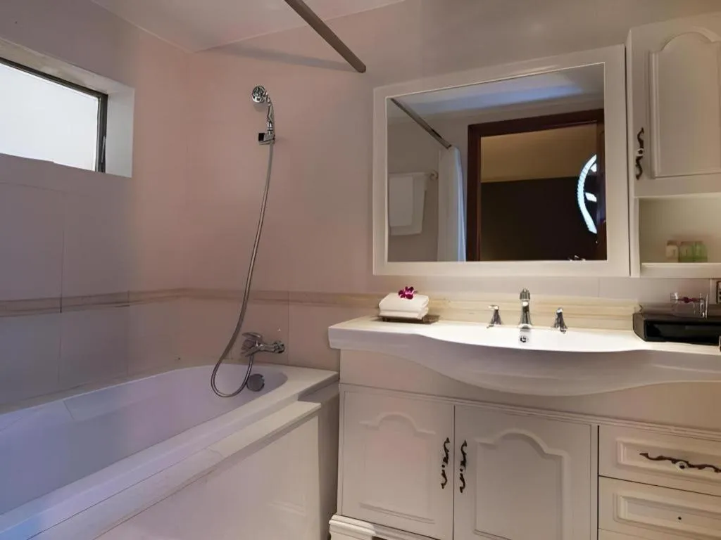 The White Hotel 8A Thai Van Lung