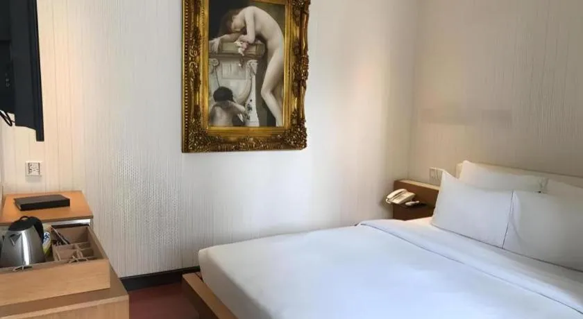 Bed in The White Hotel 8A Thai Van Lung