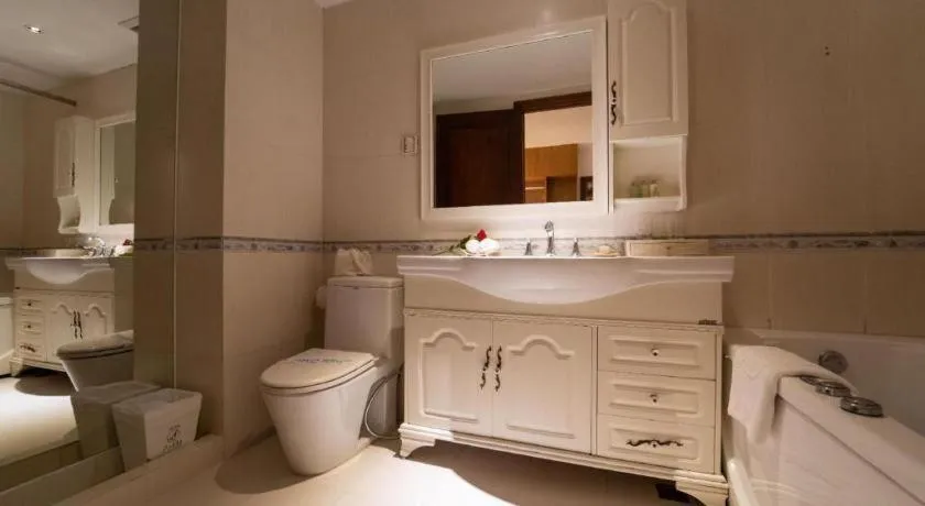 The White Hotel 8A Thai Van Lung