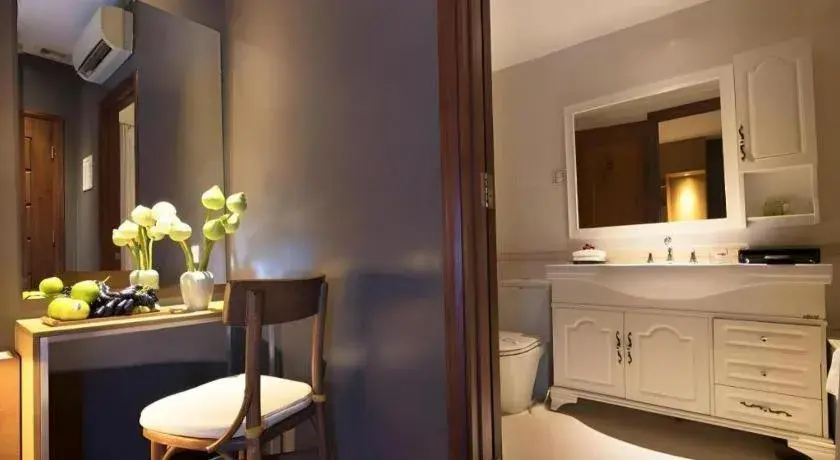 The White Hotel 8A Thai Van Lung The White Hotel 8A Thai Van Lung