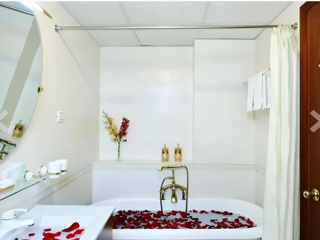 The White Hotel 8A Thai Van Lung