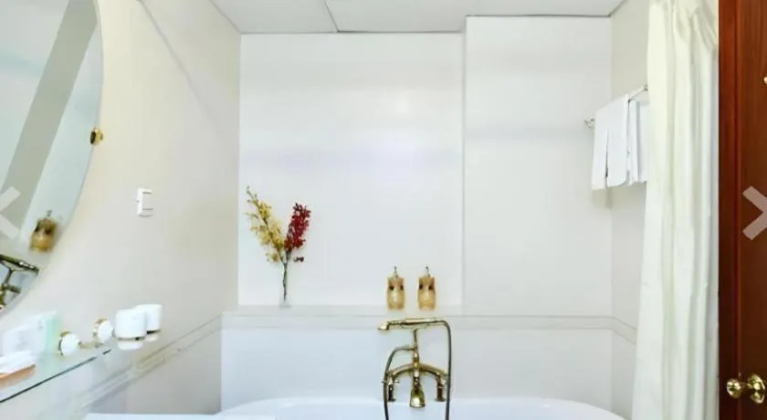 The White Hotel 8A Thai Van Lung