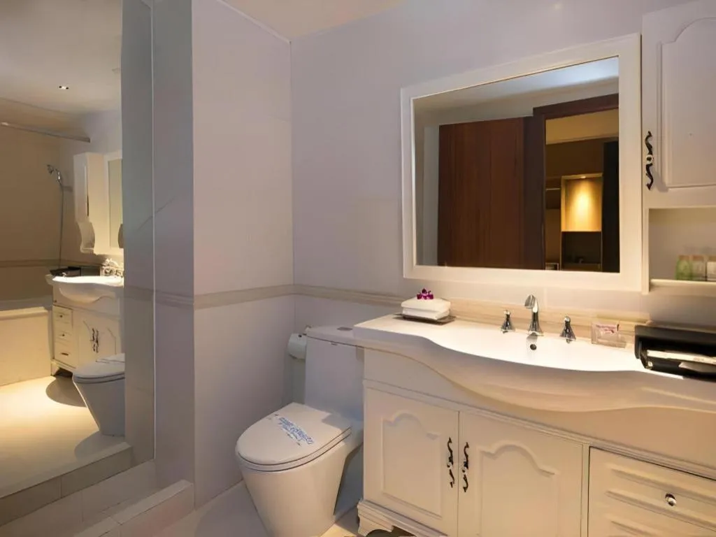 The White Hotel 8A Thai Van Lung