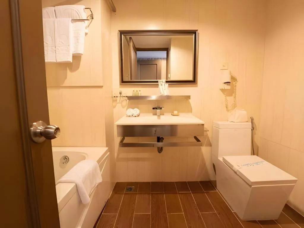 The White Hotel 8A Thai Van Lung