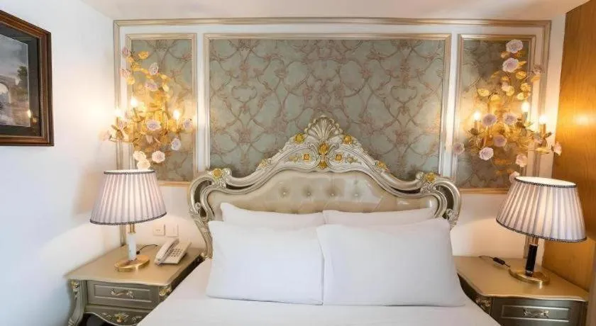 Bed in The White Hotel 8A Thai Van Lung