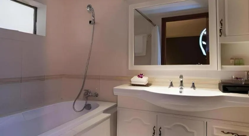 The White Hotel 8A Thai Van Lung