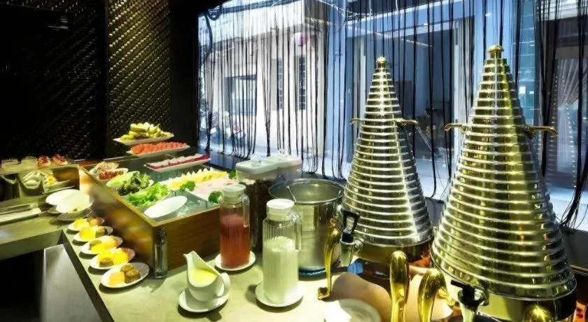 The White Hotel 8A Thai Van Lung